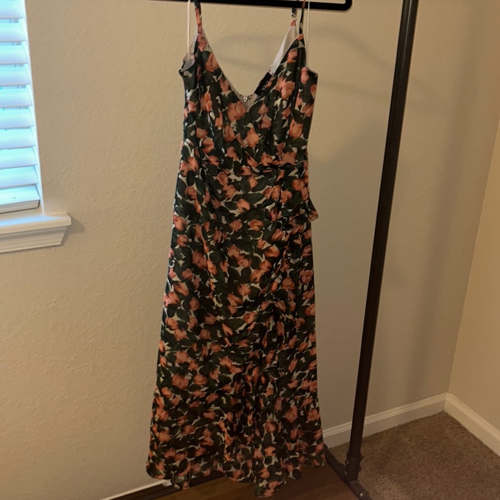 GORGEOUS wrap-style floral dress!